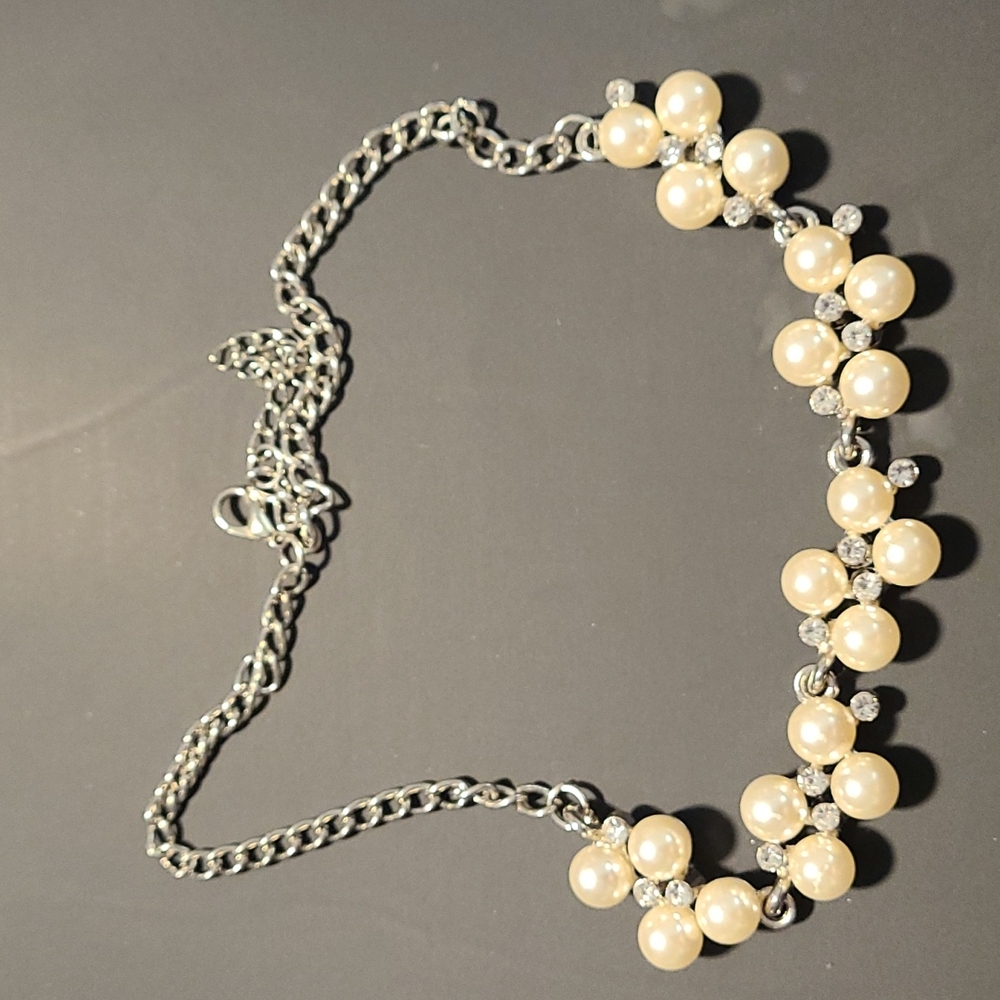 Womens Pearl necklace